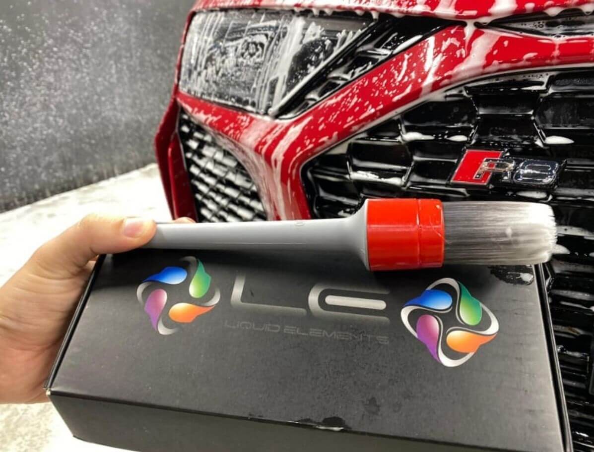 čistenie audi R8 so sadou jemných štetcov od Liquid Elements