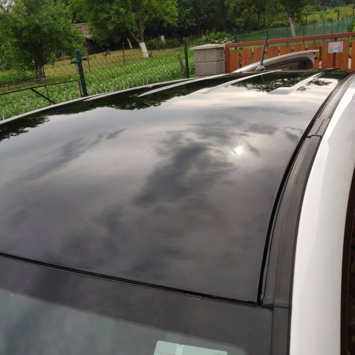 Nalepená strecha čierna superlesklá fólia Toyota Rav4 