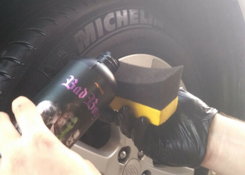 Tire dressing aplikácia dressingu na pneumatiku s aplikátorom Bad Boys 