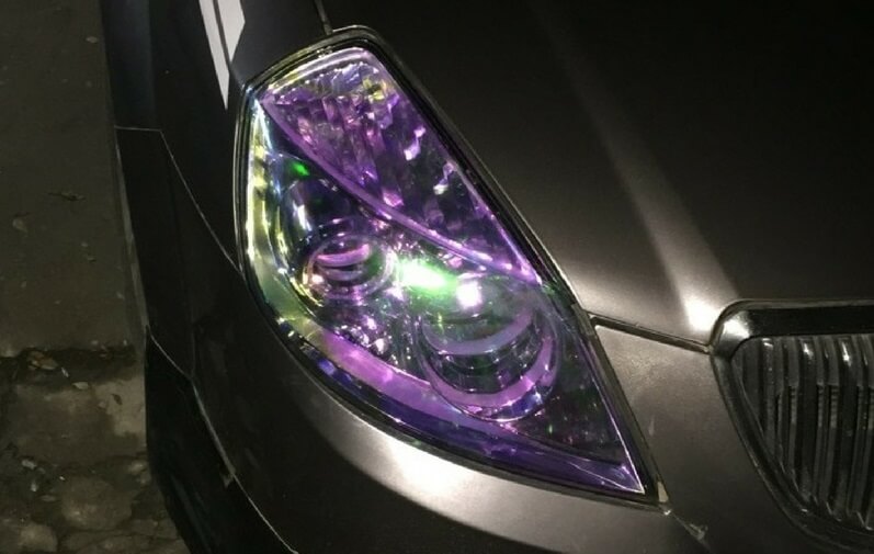 chamelonova fialova folia na prednych svetlach auta - Taishifolie