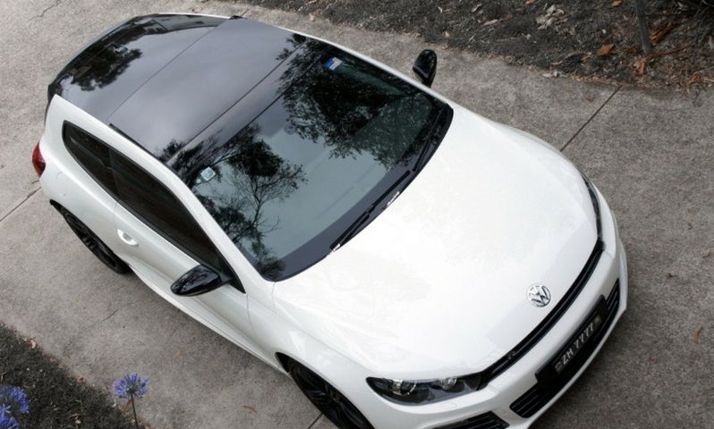 folia leskla cierna strecha biele auto - TaishiFolie