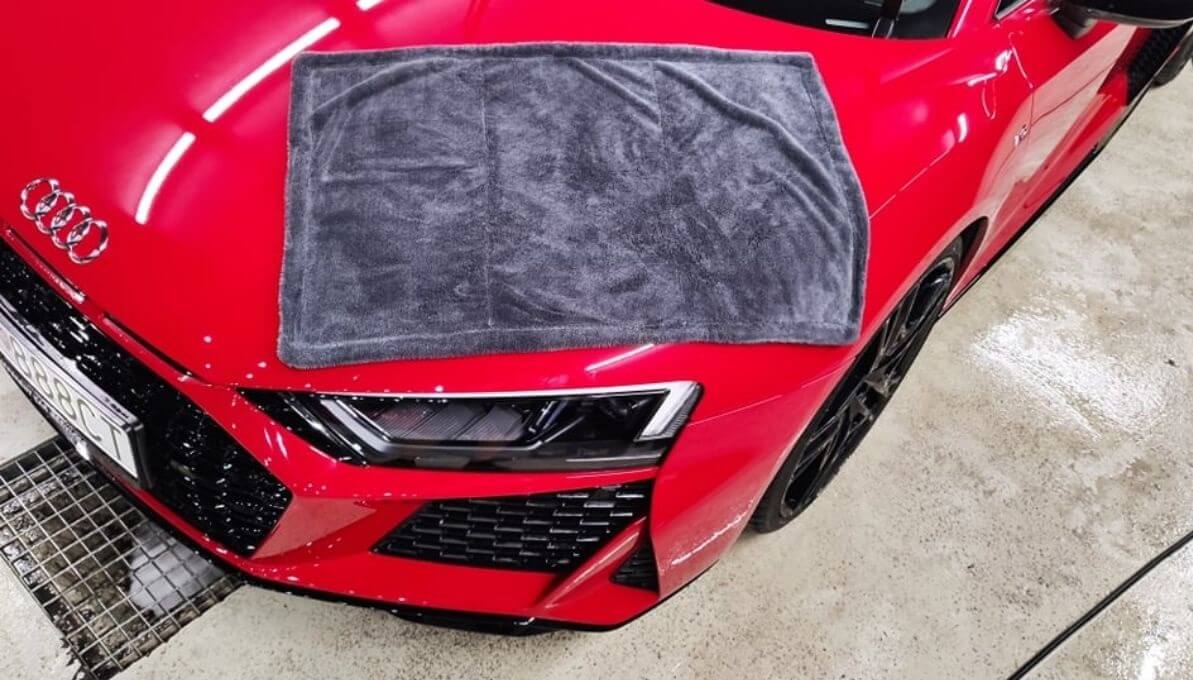 Audi R8 sušenie pomocu mikrovláknového uteráku Black Hole XL od Liquid Elements