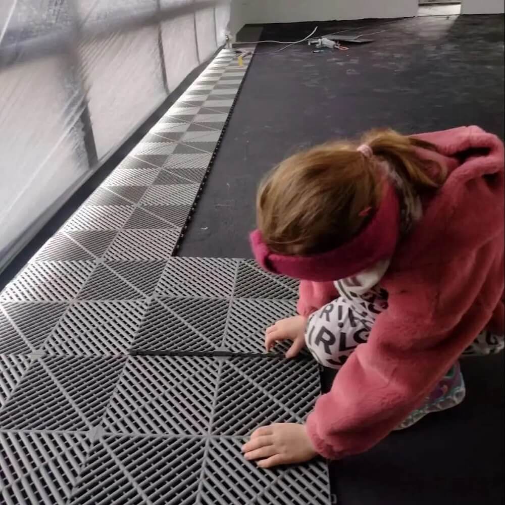 montáž plastovej modulárnej podlahy jednoduchá