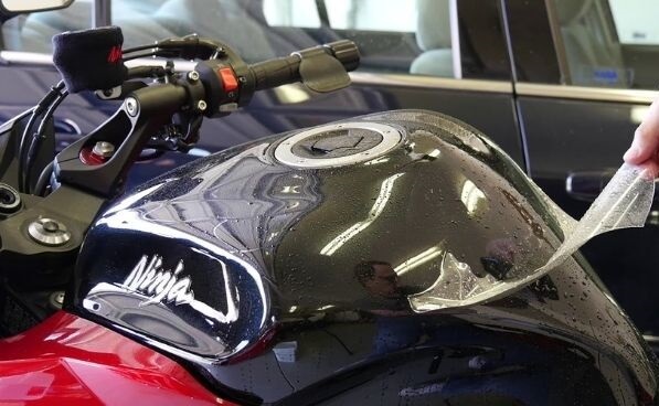 priesvitná ochranná fólia na motorku lepenie nádrže motorky