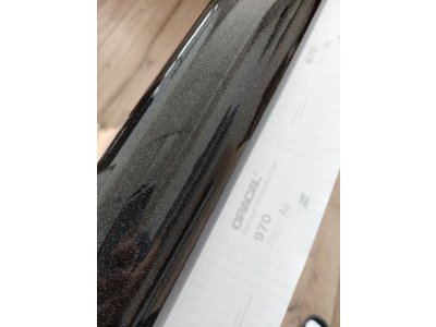 Čierna lesklá farebná metalická liata fólia Oracal 970RA Black Galactic Gold