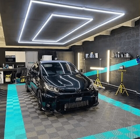 Spravte si zo svojej garáže showroom pomocou modulárnej plastovej podlahy